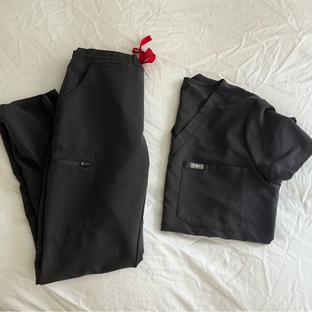 Figs One Pocket Scrub Top Charcoal